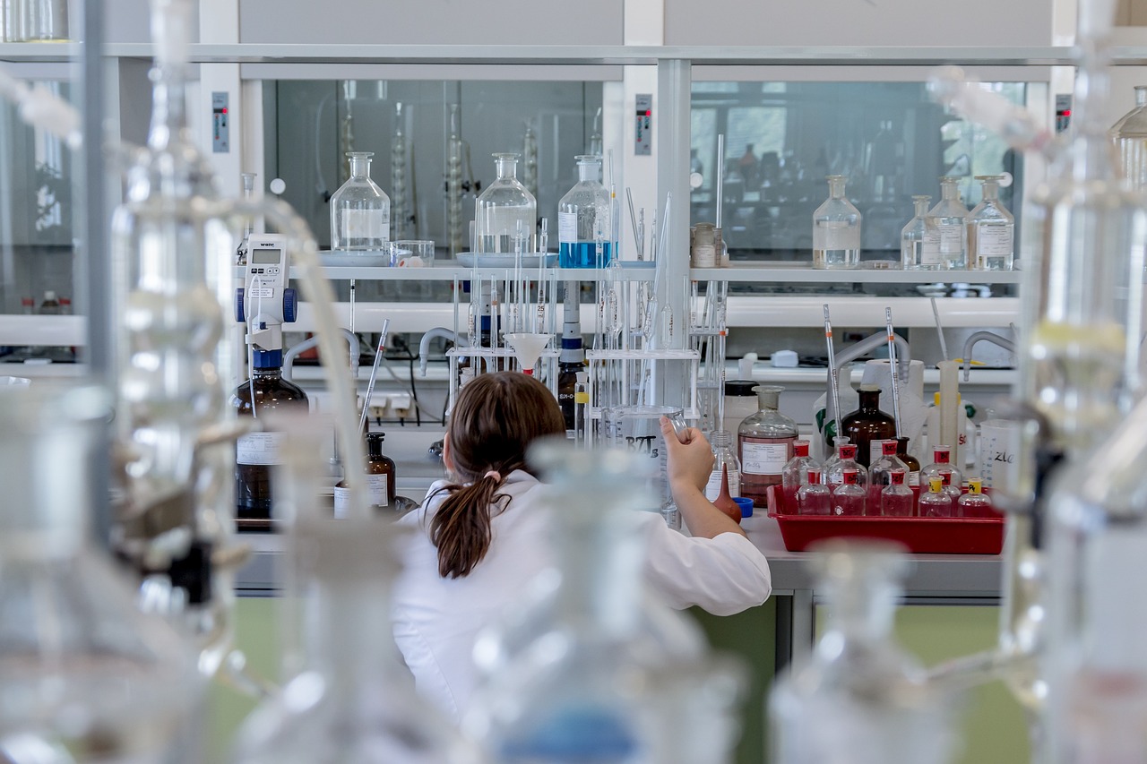 Chemist analyzing samples in a laboratory, illustrating the systematic reviews and meta-analyses behind creatine’s evidence base