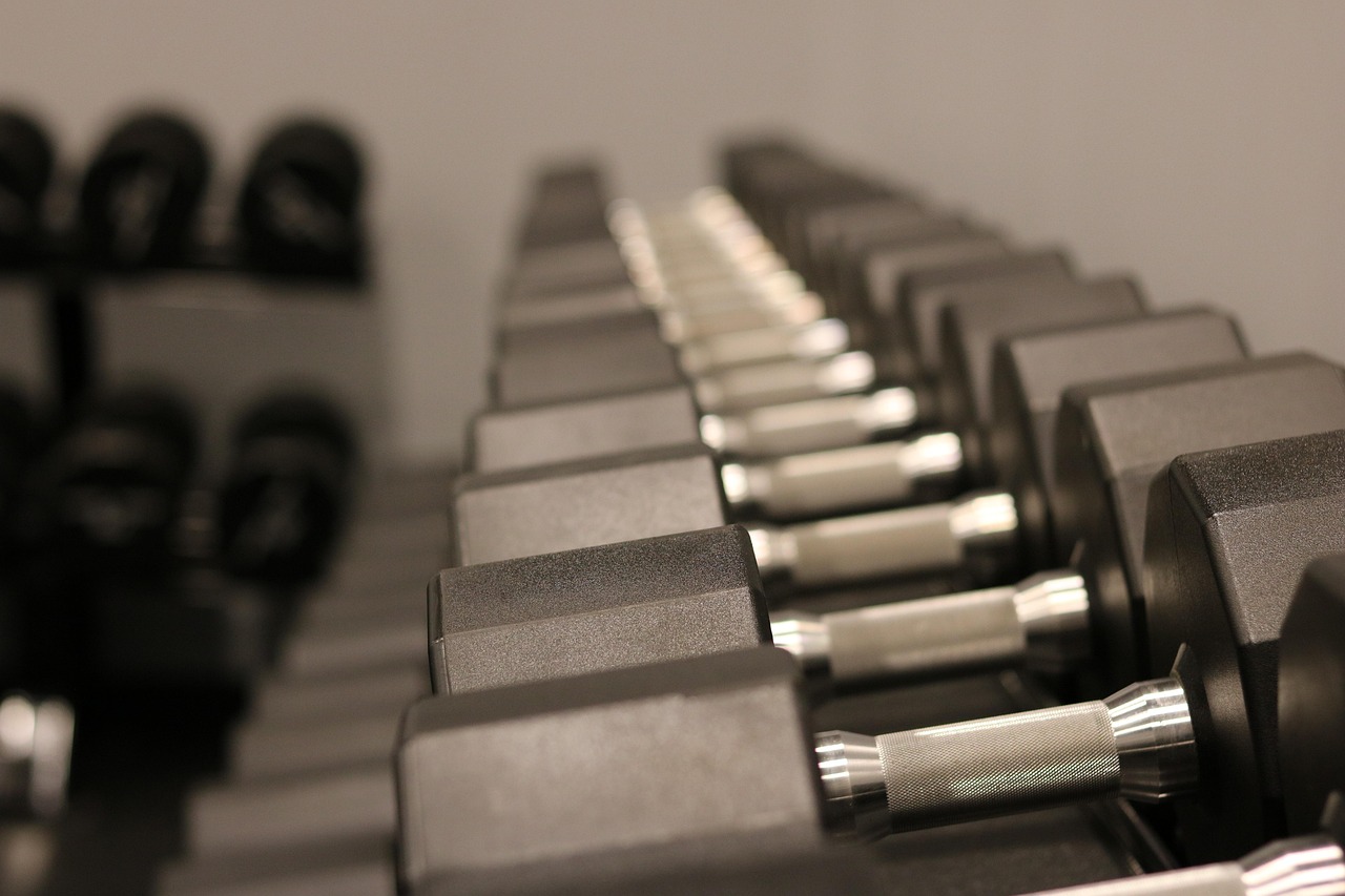 Weights, dumbbells, exercise — illustrating Creatine vs Collagen for Recovery