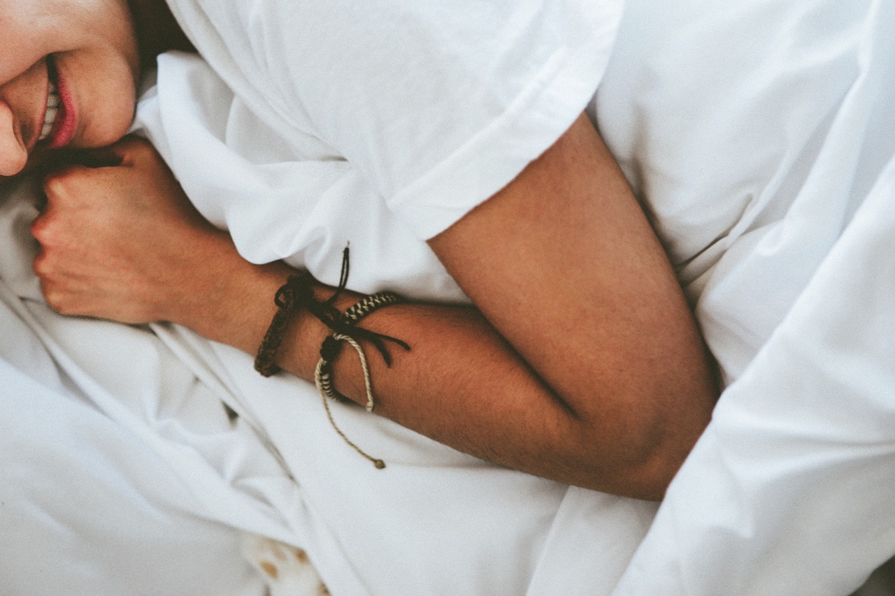 People, bed, sleeping — illustrating Glycine Before Bed: Reading the Sleep Research
