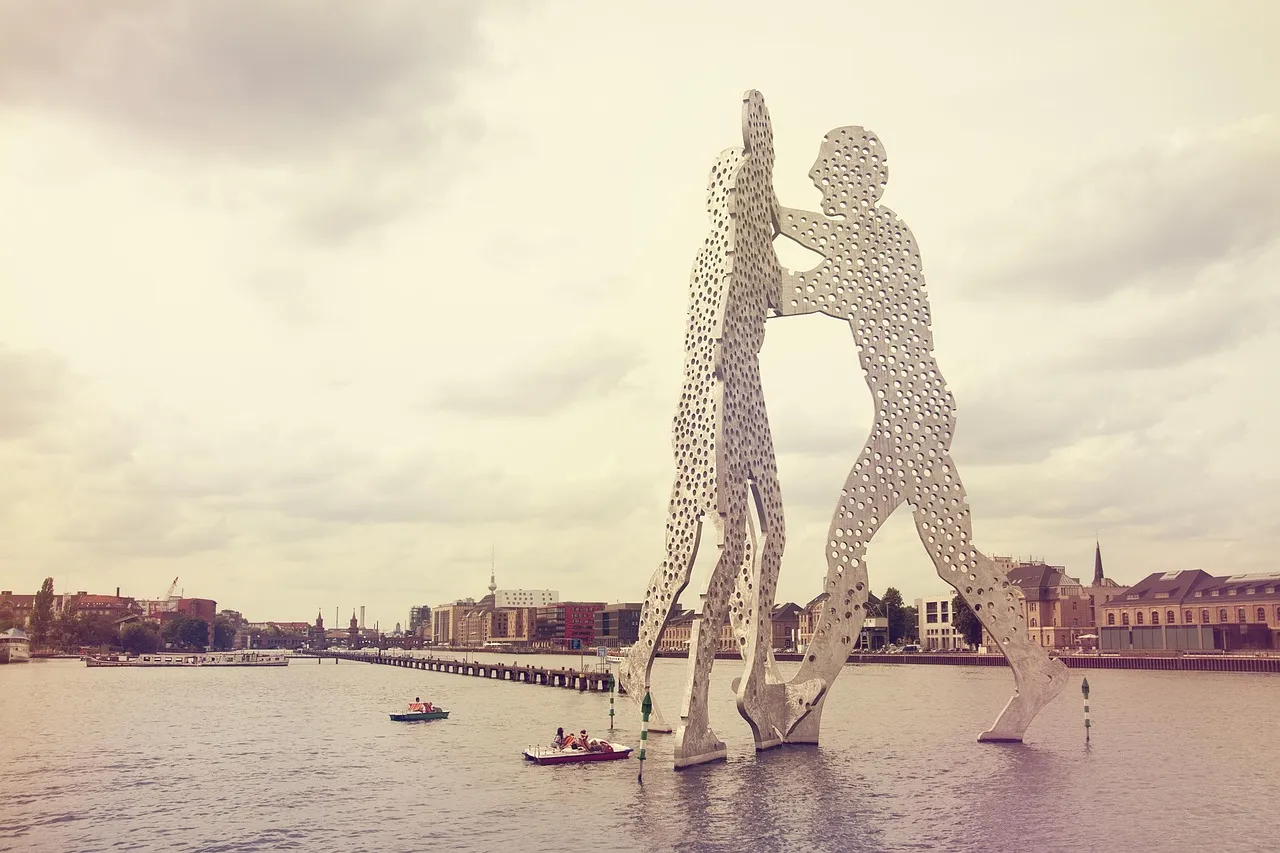 Molecule man, spree, flow — illustrating How Many Vials Do You Need for a Full Peptide Cycle?