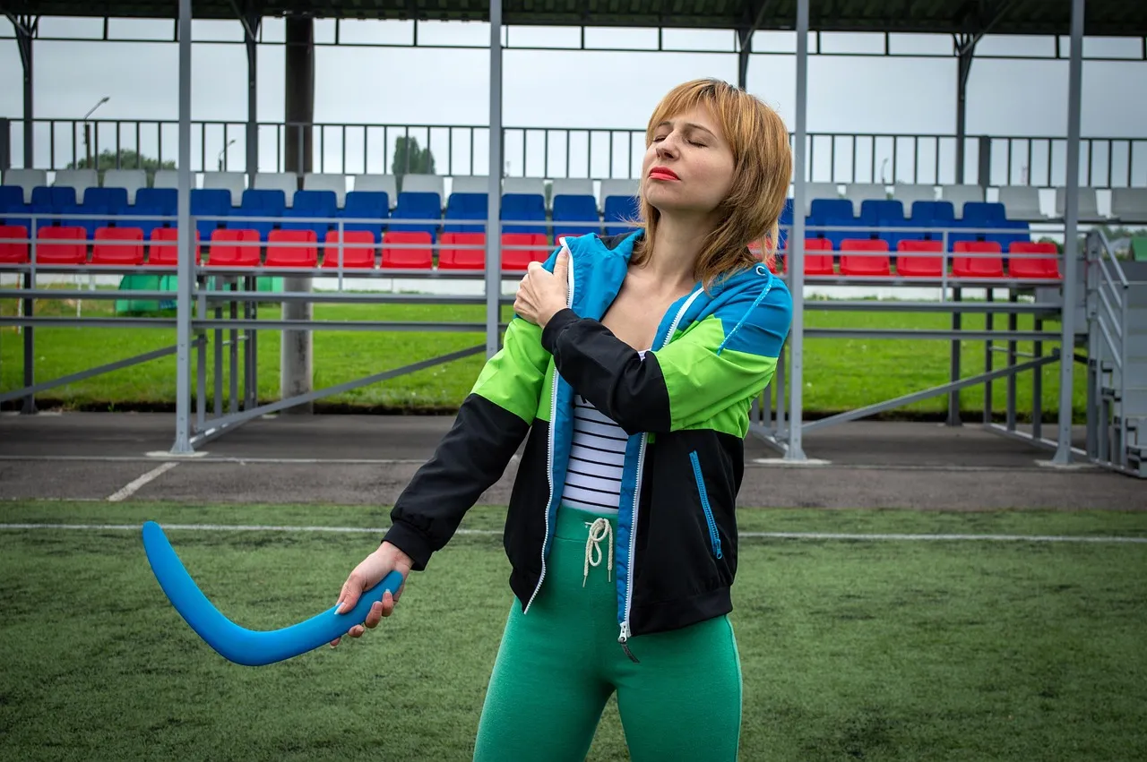 Sports, boomerang, shoulder pain — illustrating The Science of the Post-Workout Meal